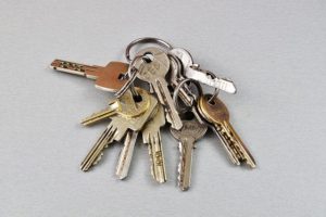 Mange forskellige nøgler til få låse