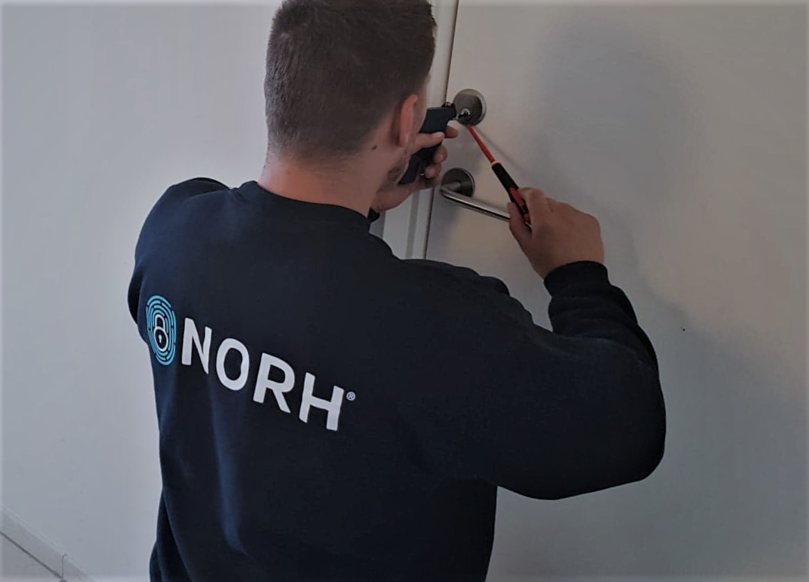 Norh låsesmed udfører en reparation af låse, læs vores låsesmed København's guide her.